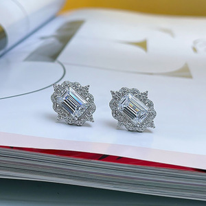 Orecchini a Perno Quadrati con Motivi Floreali per Donne, Accessorio Semplice per Uso Quotidiano, Gioiello di Moda - Product Image 5