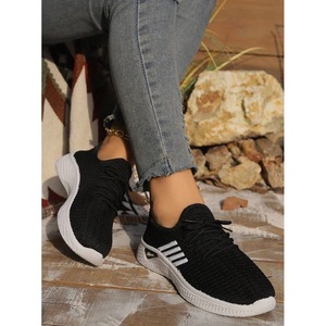 รองเท้ากีฬาผู้หญิงน้ำหนักเบา สำหรับออกกำลังกายและครอสเทรนนิ่ง ระบายอากาศได้ดีและกันลื่น รองเท้ากีฬาเทนนิสพร้อมแถบข้าง - Product Image 4