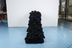 Guirnalda de Rosas Negras Artificiales, Arreglo Floral Oscuro para Bodas Góticas y Eventos Espeluznantes - Product Image 3