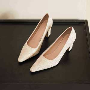 Escarpins de mariée rouges à bout pointu, talon carré, dentelle florale, chaussures de mariage à talon haut - Product Image 2