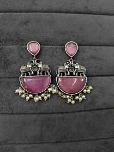 Pendientes Maroon Red Stone Camel Motif media luna forma Danglers rodeados por pequeñas perlas blancas - Product Image 6