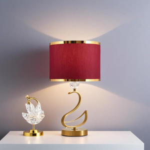 Lampe de table de mariage rouge de style crème de luxe Swan, style américain romantique et chaleureux, lumière de chevet pour chambre à coucher, éternelle - Product Image 1