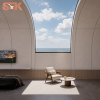 Capsule habitable avec chambre, salon, salle de bain, fenêtre incurvée en verre, lucarne, coque blanche, cadre foncé, maison capsule préfabriquée