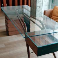 Bureau de style luxueux en bois avec plateau en verre, bureau d'ordinateur ergonomique durable pour bureau et salle d'étude