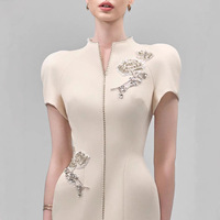 2026 Damen Hochwertiges Vietnamesisches Design Elegantes und Perlenverziertes Blumenmuster Figurbetontes Langes Kleid