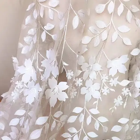薄いガーゼの花で刺繍された輝くレース生地の3Dフラワーインレイは、エレガントなウェディングドレスとドレスを作成します