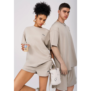 Camiseta Oversize Beige para Mujer, Manga Corta, Cuello Redondo, Estilo Urbano, Unisex, con Estampado de Logotipo, Corte Holgado, Ropa Deportiva Informal, para Parejas - Product Image 1