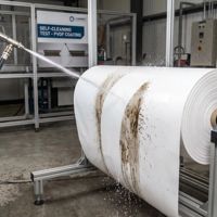 Rouleau de tissu vinyle enduit PVC à options de poids multiples, personnalisable pour les couvertures de machines et les bâches d'entrepôt