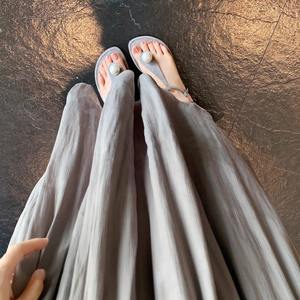 Sandalias Planas de Piel Vacuna con Tira en T y Punta Descubierta, Versátiles y Elegantes, con Perlas Blancas Australianas, para Mujer - Product Image 4