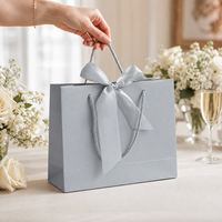 Sac cadeau de luxe en papier kraft fait main, recyclable, biodégradable et écologique, avec logo personnalisé, ruban, nœud et poignées en corde pour boutique