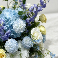 Realistich blauw wit geel roos hortensia delphinium kunstbloemenarrangement hoge zwarte vaas bruiloftstafel