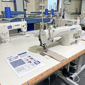จักรเย็บผ้าอุตสาหกรรมแบบเข็มเดี่ยวระบบขับเคลื่อนโดยตรง รุ่น DDL 8000A สำหรับเย็บยีนส์ เหมาะสำหรับโรงงานผลิตเสื้อผ้า - Product Image 2