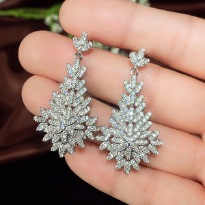 Eleganti Orecchini Pendenti Scintillanti per Donne, Orecchini Lunghi da Indossare Quotidianamente e per Feste, Gioielli alla Moda - Product Image 1