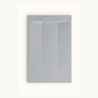 Receveur de douche rectangulaire gris clair en BMC avec drain linéaire dissimulé, texture pierre naturelle et surface antidérapante DIN 51097 Classe C