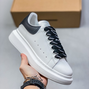 2025 zapatillas blancas bajas, zapatos de moda para hombres, zapatillas deportivas informales de suela gruesa con cordones negros - Product Image 4