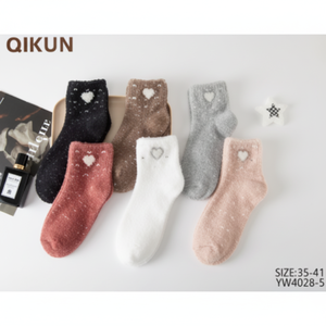 Calzini con Logo in visone diamantato traspirante in Nylon Spandex con stampa animalier Design con Logo polsino taglia unica per tutti - Product Image 1