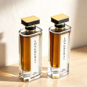 Nuevo Diseño de Lujo, Botella de Perfume Cuadrada de Vidrio de 100 ml, Transparente Mate con Grabado, Tapa de Zamac, Botella con Atomizador - Product Image 3