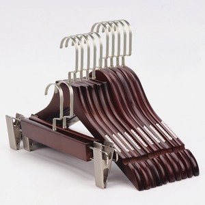 Perchas de madera maciza retro con LOGO al por mayor para adultos, tiendas de ropa, perchas de madera antideslizantes para niños - Product Image 1