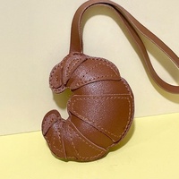 Patchs en cuir créatifs faits à la main Croissants porte-clés nourriture suspendus décor femmes sac à dos pendentif à la mode dames Designer sac breloque