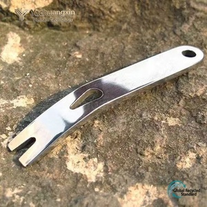Equipo de camping al aire libre, pequeña tabla para desenredar clavos, herramienta multifuncional de acero inoxidable para llavero EDC - Product Image 3