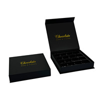 Boîte cadeau de luxe en carton noir imperméable avec revêtement UV, gaufrage et doublure en éponge pour chocolats