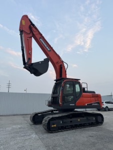 Excavatrice sur chenilles hydraulique Caterpillar DX225LCA, poids en ordre de marche de 25 tonnes, couleur rouge, modèle d'occasion 2024, 123 kW, capacité de la benne de 1,0 m³ - Product Image 3