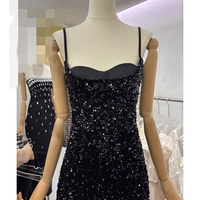 Robe de Soirée Longue Noire Slim Fit pour Femme, Style Camisole Tendance avec Paillettes et Effet Enveloppant aux Hanches