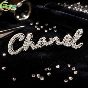 Patchs en strass personnalisés à adhérence ferme, perles faites à la main, lettres et motifs personnalisables, patchs pour accessoires vestimentaires DIY - Product Image 1