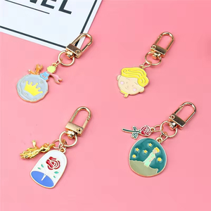 Portachiavi Personalizzato in Lega di Zinco con Stampa Digitale del Piccolo Principe e Rosa, Moschettone Durevole Anti-Smarrimento di Forma Irregolare - Product Image 3