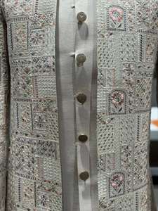Sherwani long pour homme de qualité supérieure, costume indo-occidental 3 pièces, idéal pour les occasions de fête, disponible au prix d'usine. - Product Image 4