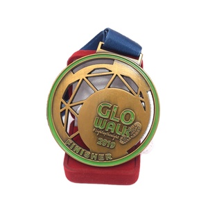 Medaglia Finisher <span class=keywords><strong>Glo</strong></span> Walk Luminosa per Corsa Notturna, Design Traforato, Placcata in Oro Antico, Medaglia Artistica in Metallo - Product Image 1