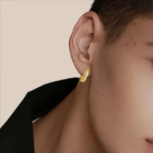 Joyería Hawaiana al Por Mayor Plata de Ley 925 Chapada en Oro de 14k Regalo para Mujer y Hombre Set de Pendientes de Aro Tipo Huggie con Flor Hawaiana Negra de 15mm - Product Image 3