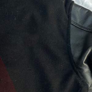 Veste Letterman Varsity à Manches Longues pour Homme, Col Montant, Logo Avant en Toile Rayée Noir Gris-Polyester 300 GSM - Product Image 6