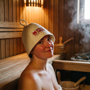 Un gorro de sauna de <span class=keywords><strong>lana</strong></span> pura color crema que habla lituano y sostiene un cubo de madera rojo en el pecho mientras el vapor escucha. - Product Image 5