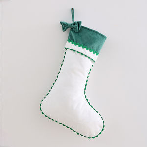 Calcetín Navideño Personalizable con Adornos de Santa Claus y Renos, Borde Festoneado, Calcetín Navideño de Terciopelo Verde y Blanco - Product Image 4
