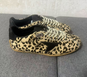Chaussures de sport plates de <span class=keywords><strong>haute</strong></span> qualité pour hommes, en cuir véritable <span class=keywords><strong>noir</strong></span>, style rétro, avec semelles en caoutchouc antidérapantes et décorations étoiles, pour la marche décontractée. - Product Image 1