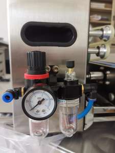 ماكينة لحام الأكياس البلاستيكية والعبوات رأسية آلية تعمل بالنيتروجين مع سير ناقل مستمر - Product Image 2