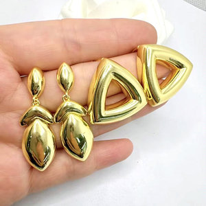 Bonitos Pendientes chapados en <span class=keywords><strong>oro</strong></span> <span class=keywords><strong>de</strong></span> estilo minimalista chapados en <span class=keywords><strong>oro</strong></span>, pendientes colgantes <span class=keywords><strong>de</strong></span> moda para mujer, venta al por mayor - Product Image 5