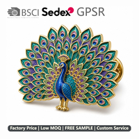 Broche personnalisée en émail rigide motif éventail de plumes de paon, plaqué or, découpée, ornée, pour revers, OEM ODM, pour une décoration intérieure élégante