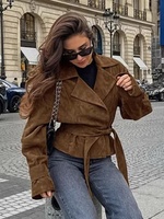 Manteau trench court chic en faux daim marron style vintage avec revers crantés et ceinture pour femme – Collection Automne Hiver
