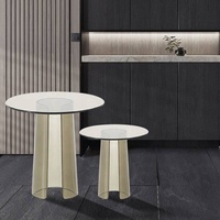 Table basse ronde élégante de style nordique moderne avec plateau en verre trempé et support en acrylique, design italien