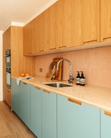 Lemari Dapur Kayu Lapis Pesanan Khusus Dua Warna Tanpa Gagang Set Lemari Dapur Dengan Meja Batu untuk Apartemen