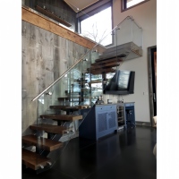 Rampe d'escalier flottante Tanlong moderne en bois dur avec structure centrale et balustrade en verre sans cadre