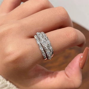 Set di Tre Anelli Impilabili Scintillanti per Donne, Gioielli Eleganti e Versatili per l'Uso Quotidiano - Product Image 5