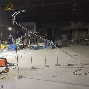 Arco de Boda en Forma de S con Flores Artificiales y Borlas Decorativas, Diseño Floral Blanco de Lujo JINDA - Product Image 3