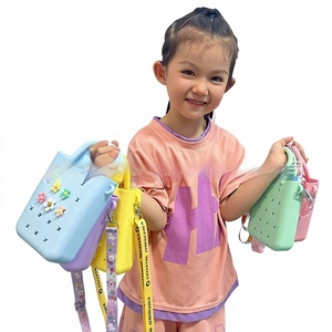 En stock al por mayor: Bolso de playa de silicona para niñas, pequeño, impermeable, con diseño cuadrado hueco y orificios, estilo DIY, lindo, tipo bandolera para niños. - Product Image 1