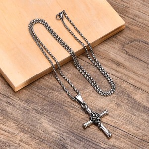 Zierliche Christian Edelstahl <span class=keywords><strong>Rose</strong></span> Cross Anhänger Halskette Männer Frauen Hip Hop Schmuck 18 Karat vergoldete Kruzifix Kette Halskette - Product Image 3