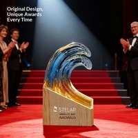 Trophée de récompense d'entreprise élégant et personnalisé en bois de hêtre gravé au laser avec glaçure de cristal haut de gamme Creative Wave pour équipe d'employés et courses sportives