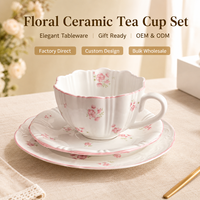 Ensemble de tasses et soucoupes en céramique à imprimé floral rose de luxe, bord festonné, vaisselle en porcelaine, coffret cadeau, OEM ODM, vente en gros