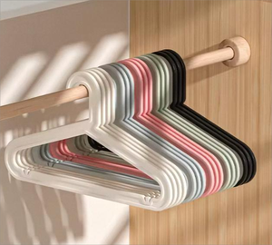 Appendiabiti in Plastica Personalizzati per Negozi di Abbigliamento - Ganci Antiscivolo e Senza Cuciture per Acquisti all'Ingrosso - Product Image 6